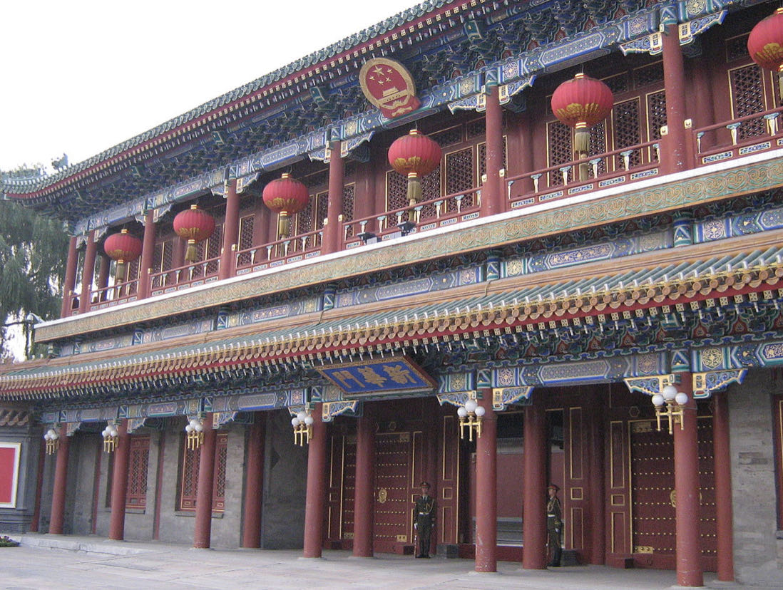 示威学生曾一度聚集在中南海新华门静坐抗议，但最终遭到驱离
