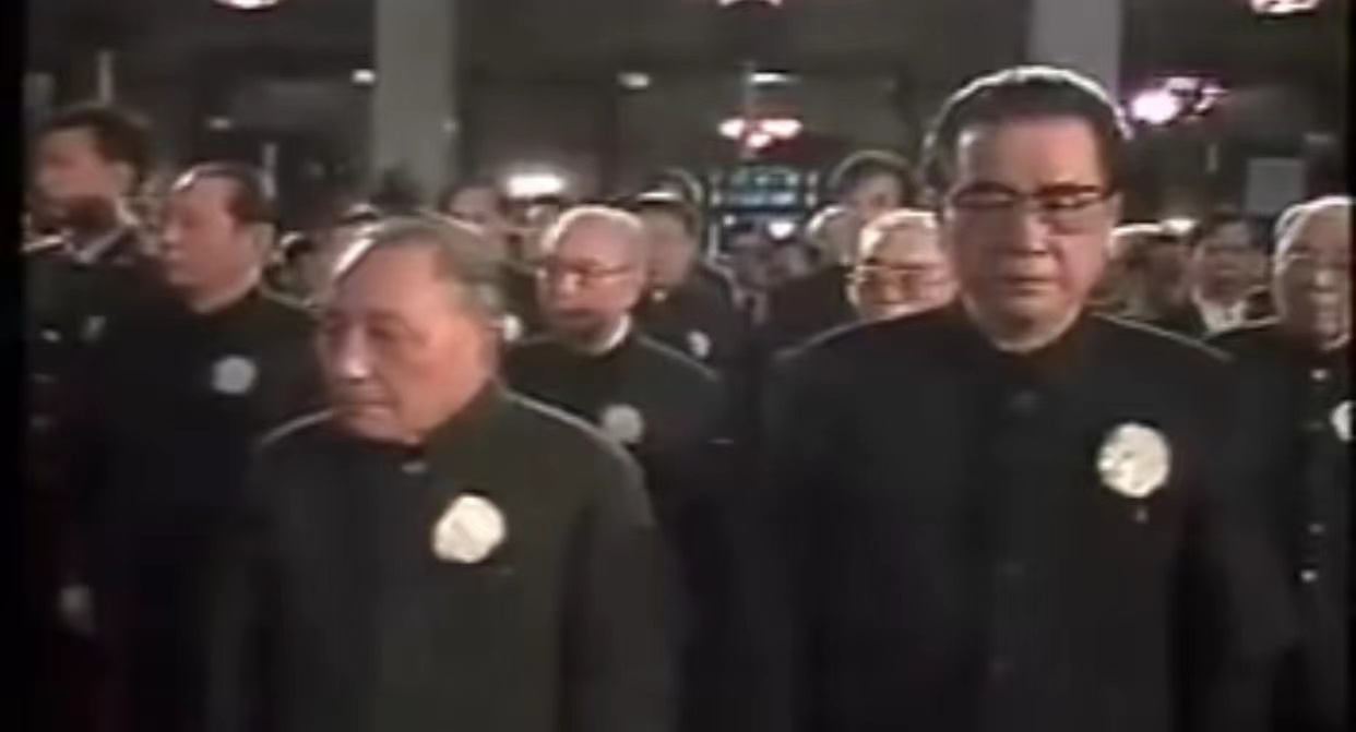 左为邓小平，右为李鹏