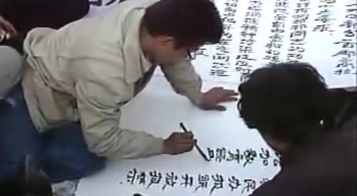 学生正在书写请愿书