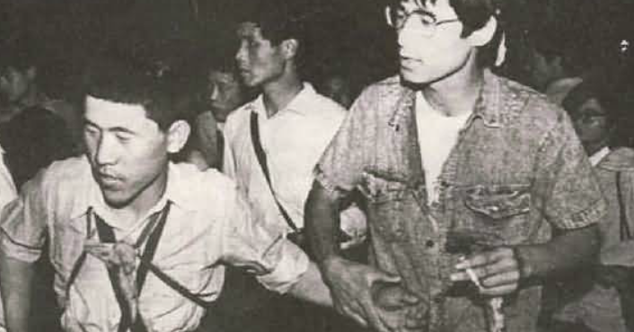 抗议群众劝阻士兵