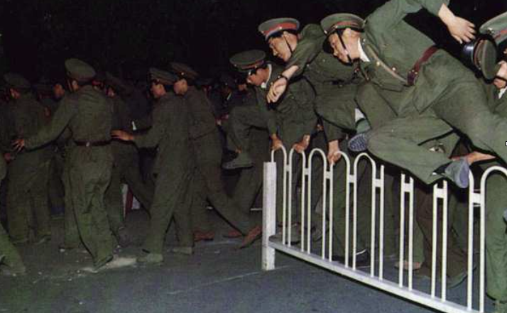 军队进驻天安门